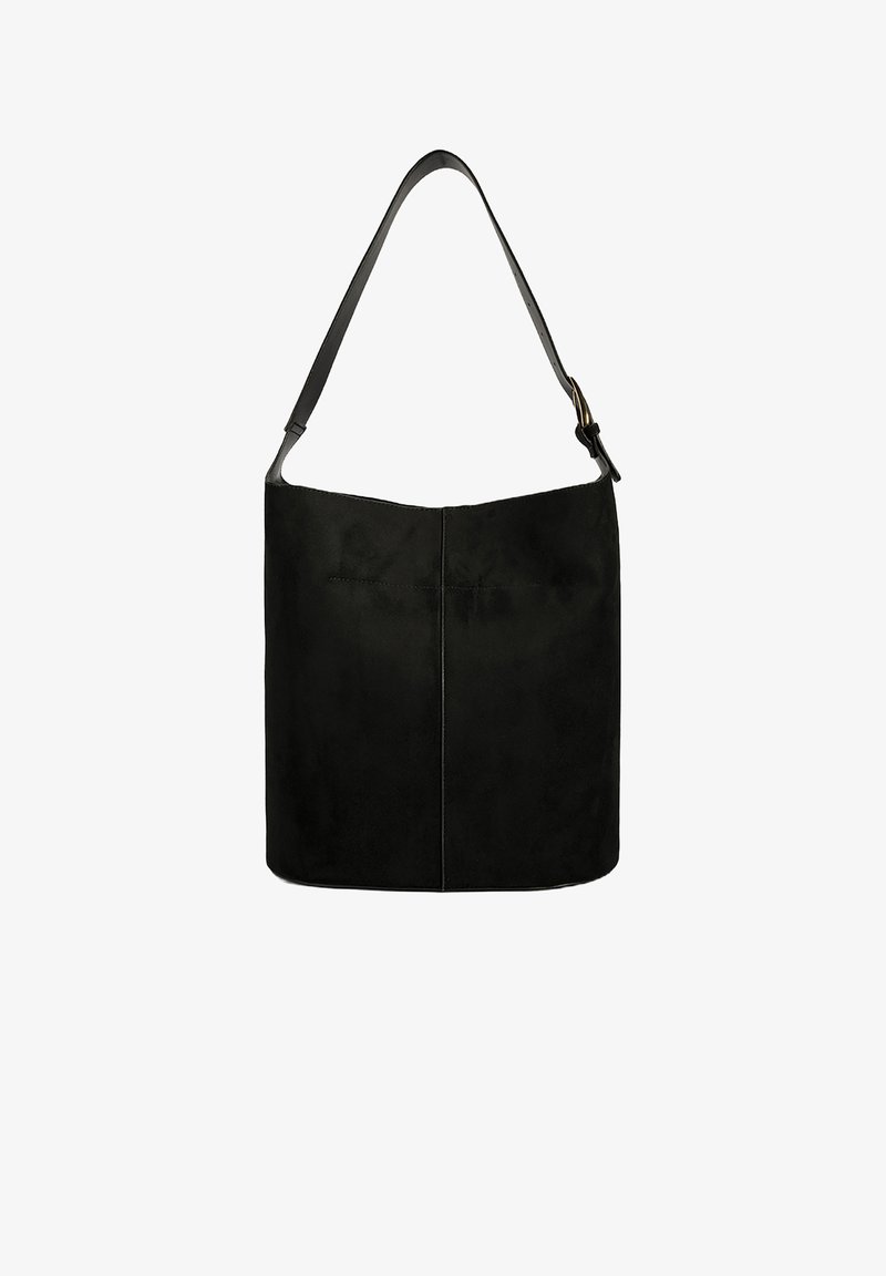 Zwarte suede schoudertas met een ruime opening, een gladde textuur en een enkele verstelbare leren schouderband. Kenmerkt zich door een minimalistisch ontwerp zonder versieringen.