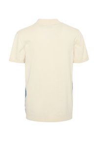 Polo a maniche corte color crema con una texture liscia. Presenta un collo classico e pannelli accentuati blu sui lati.