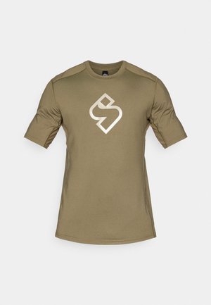 Olive green short-sleeve t-shirt made of stretch fabric, featuring a white logo on the chest and flatlock seams for comfort.