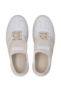 Hvide lædersko med beige detaljer, med en rund form, snørresystem og teksturerede syninger langs kanterne. Glat indvendig foring.