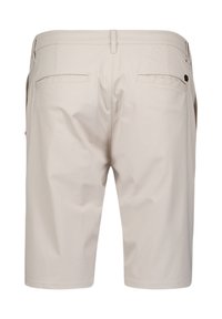 Beige shorts met een gladde textuur, voorzien van twee achterzakken en een tailleband. Eenvoudig, recht gesneden ontwerp zonder zichtbare patronen of accenten.