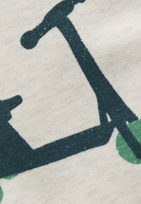 Grafika przedstawiająca ciemnoniebieską hulajnogę z zielonymi kółkami wydrukowaną na białej dzianinie.