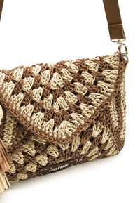 Geflochtene Handtasche mit einem geometrischen Muster in Braun und Creme. Verfügt über einen Klappenverschluss, Quastenakzent und einen verstellbaren braunen Tragegurt.