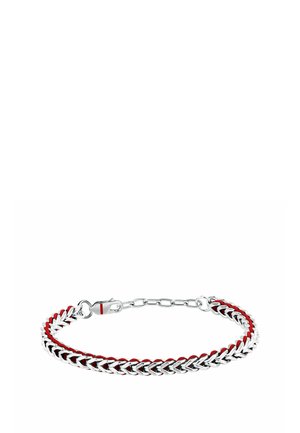 Bracciale a catena in argento intrecciato con cordino rosso e chiuso con una chiusura a moschettone e maglie regolabili su sfondo bianco.