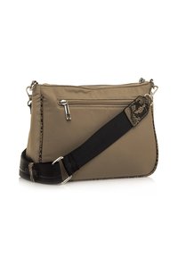 Borsa a spalla in nylon beige con tracolla a stampa serpente, dotata di tasca frontale con zip e accenti neri a contrasto lungo i bordi.