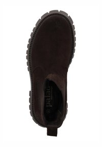 Stivale in suede marrone scuro con pannelli elastici ai lati, punta rotonda e suola in gomma robusta. Presenta un anello per un facile indossamento. Superficie texturizzata.