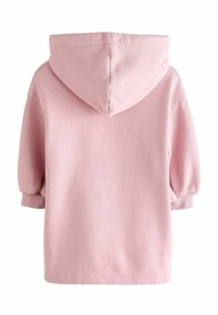 Lyserød pullover-hoodie med en blød tekstur, der har hætte og puffede ærmer. Designet inkluderer ribbede manchetter og en lige kant.