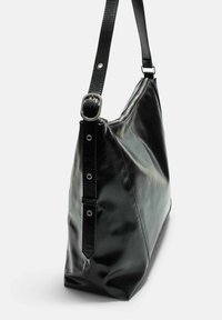 Borsa a spalla in pelle nera con finitura lucida, caratterizzata da un corpo ampio, tracolla regolabile e dettagli in metallo argentato.