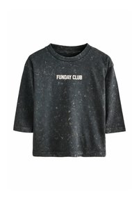 Tmavě šedé tričko s kulatým výstřihem a tříčtvrtečními rukávy. Má opranou texturu a nápis „FUNDAY CLUB“ v bílé barvě.