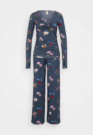 Conjunto de duas peças com riscas azuis, apresentando um top de mangas longas com detalhe franzido e calças largas, decoradas com padrões coloridos de flores e corações.