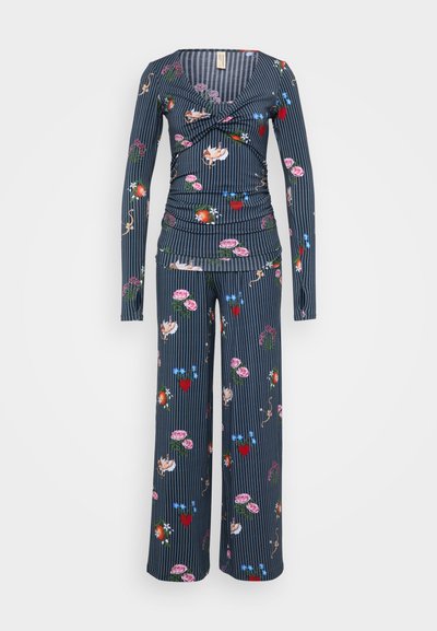 Σετ δύο κομματιών με ναυτικές ρίγες που περιλαμβάνει μακρυμάνικο τοπ με  gathered λεπτομέρεια και παντελόνι με φαρδύ πόδι, διακοσμημένο με πολύχρωμα λουλούδια και σχέδια καρδιάς.