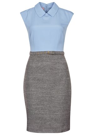 Haut sans manches bleu clair avec col, associé à une jupe crayon grise taille haute, ornée d'une fine ceinture assortie.