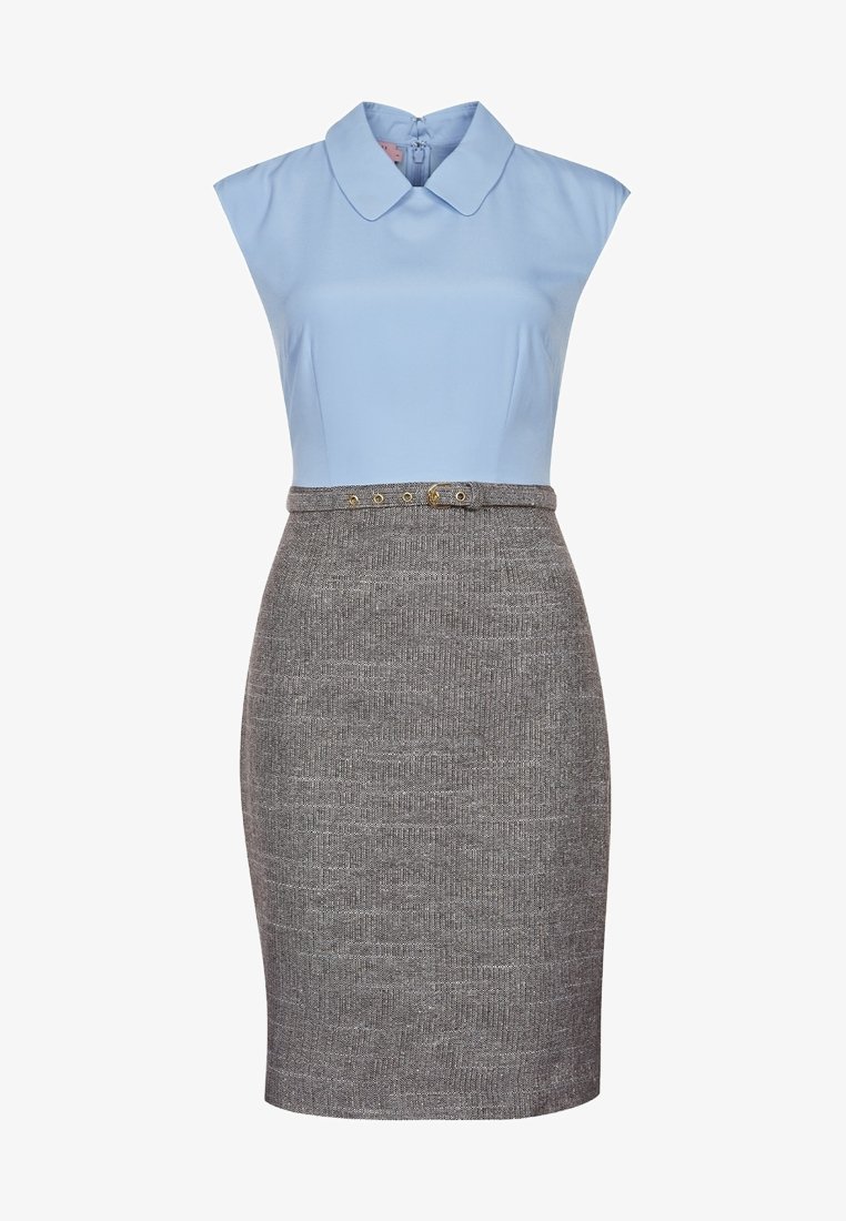 Haut sans manches bleu clair avec col, associé à une jupe crayon grise taille haute, ornée d'une fine ceinture assortie.