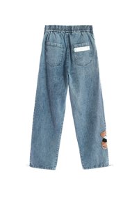 Pantalones de mezclilla azul claro con una cintura elástica, dos bolsillos traseros y un oso de peluche bordado en la pierna izquierda. Corte relajado.