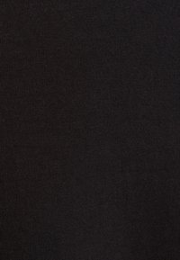 Sort stof med en fin ribbet tekstur, der viser en glat, ensartet overflade, ideel til forskellige beklædningsapplikationer.