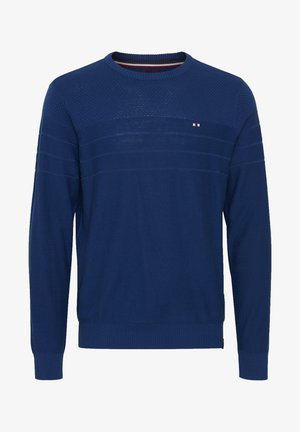 Marineblå strikket sweater med rund hals, tekstureret øverste panel, stribet design og ribbede manchetter og bund. Lille logo på brystet.