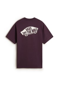 Camiseta de algodón morada con un gran gráfico blanco en la parte posterior que dice "VANS 'OFF THE WALL'", con cuello redondo estándar y mangas cortas.