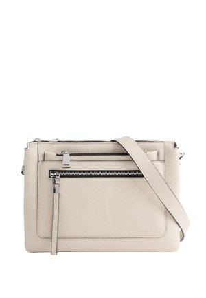 Lichtbeige leren crossbodytas met verstelbare band en drie voorvakken met rits, gestructureerd oppervlak en zilveren ritssluitingen.
