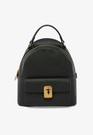 Czarna torebka ze strukturą skóry z zaokrąglonym wierzchem, złotym zamkiem błyskawicznym, krótkim uchwytem oraz przednią kieszenią z złotym zapięciem ozdobionym czarnym wzorem sylwetki.