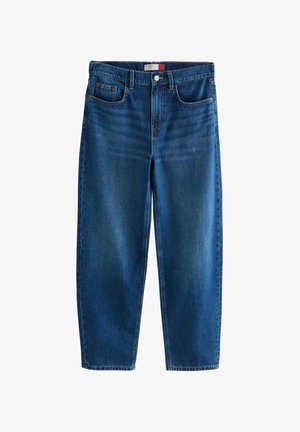 Ciemnoniebieskie dżinsy z denimu o prostych nogawkach, w stylu z pięcioma kieszeniami i zapięciem na guziki. Charakteryzują się subtelnym efektom sprania i detalami przeszyć.