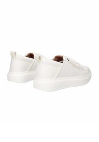 Baskets en cuir blanc avec une texture lisse, forme ronde, fermeture à lacets à l'avant et intérieur contrasté beige. Présentent des languettes au talon de marque et des semelles épaisses blanches.