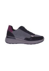 Sneaker caratterizzato da una combinazione di suede grigio e nero, con un accento rosa scuro sul tallone e una suola spessa e testurizzata. Design con lacci.