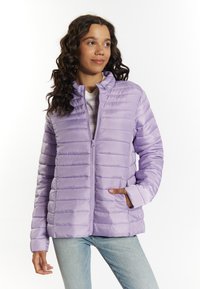Giacca puffer viola chiaro con zip frontale, colletto rialzato e cuciture orizzontali. Caratterizzata da due tasche laterali e maniche lunghe.