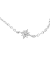 Silverkedja med en stjärnhänge prydd med glittrande ädelstenar, som visar en polerad yta och intrikata detaljer vid spetsarna.