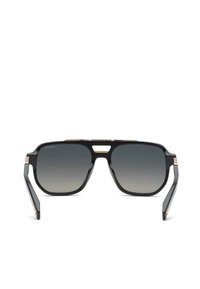 Lunettes de soleil style aviateur noires avec verres foncés dégradés et accents dorés sur la pont et les branches, vues de face.