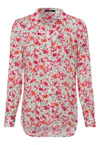 Blouse à boutons fleurie avec un fond vert clair, des fleurs roses, orange et rouges vives, des manches longues et un ourlet arrondi.