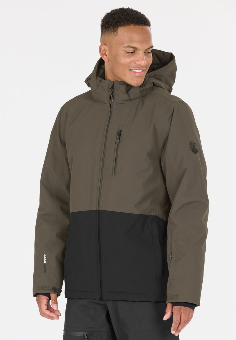 Wasserdichte Jacke mit Kapuze, mit einem khakifarbigen oberen Teil und einem schwarzen unteren Abschnitt. Vorderer Reißverschluss und Brusttasche, aus strapazierfähigem Stoff gefertigt.