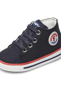 Sneaker alta in tela navy con punta rotonda, suola in gomma bianca, accento rosso vicino al basso, occhielli argentati e lacci neri.