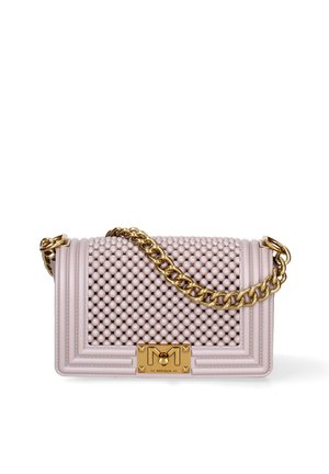 La borsa a mano in pelle rosa chiaro presenta un design a bolle testurizzato, una tracolla in catena dorata e una forma rettangolare con una chiusura in metallo marchiata.