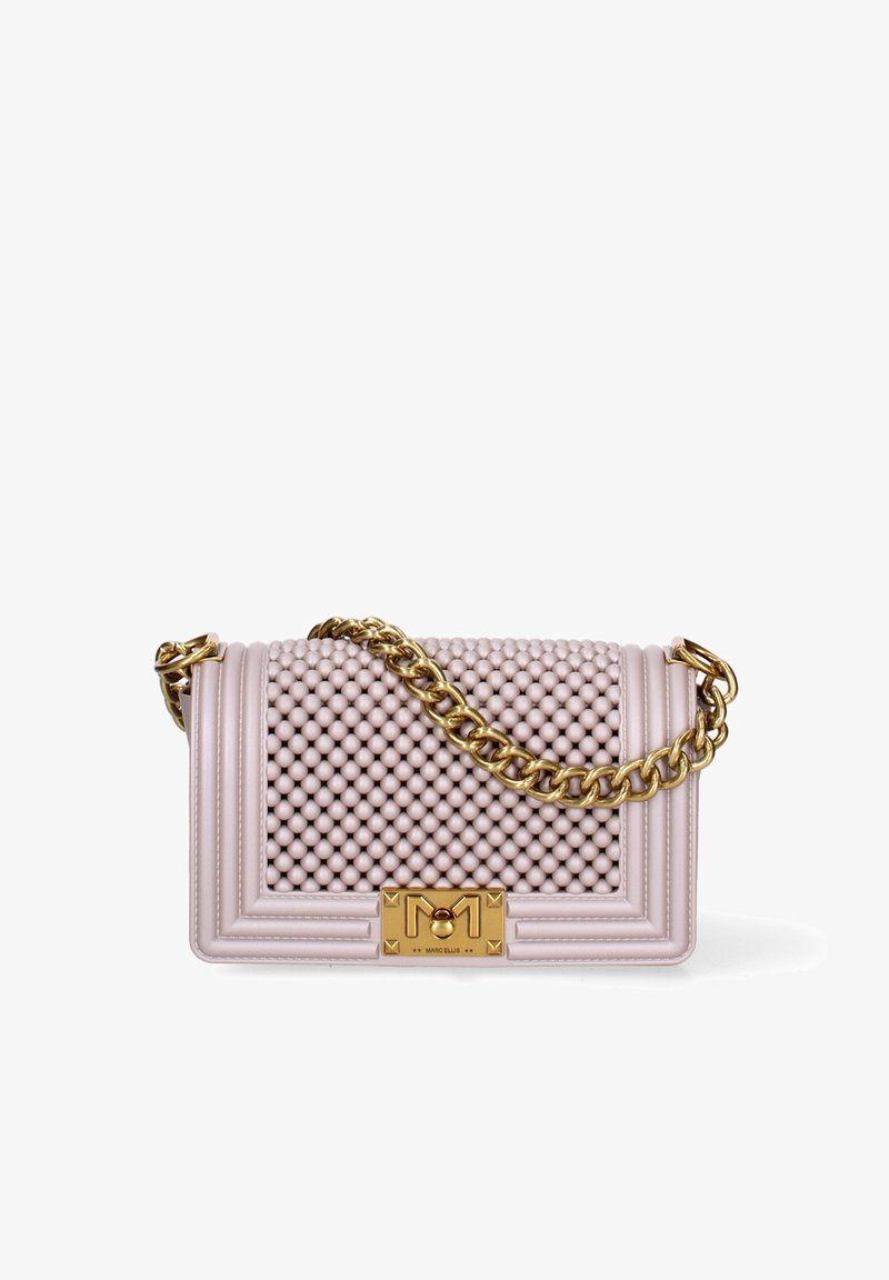 Un sac à main en cuir rose clair présente un design à bulles texturé, une bandoulière en chaîne dorée et une forme rectangulaire avec un fermoir en métal marqué.