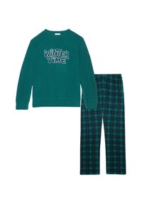Teal mikina s dlouhým rukávem a grafikou "WINTER TIME"; zkombinováno se zelenými a námořnickými kostkovanými pyžamovými kalhotami. Měkká tkanina, uvolněný střih.