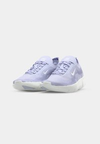 Baskets de sport violet clair avec une tige en mesh respirant, semelle intermédiaire blanche, semelle extérieure texturée et logo Nike bien en vue sur la languette.