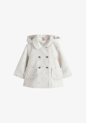 Cremefarbener Kleinkindmantel mit Kapuze, doppelreihigen Knöpfen, kleinen Schleifenmustern und gerafften Taschen vorne.