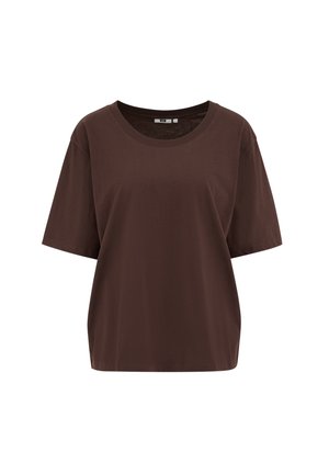 Rjava majica s kratkimi rokavi in okrolim izrezom, sproščenega kroja, enobarvna, brez opaznih vzorcev ali logotipov.