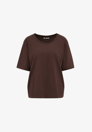 Rjava majica s kratkimi rokavi in okrolim izrezom, sproščenega kroja, enobarvna, brez opaznih vzorcev ali logotipov.