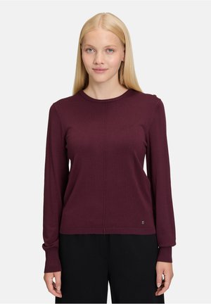 Bordeauxfarbener Pullover mit langen Ärmeln und Rundhalsausschnitt, mit gerippten Bündchen und einem dezenten Nahtdetail auf der Vorderseite. Weiche Strickstruktur.