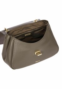 Sac à main en cuir vert olive avec une forme arrondie, quincaillerie dorée, une poche intérieure zippée et une finition lisse.