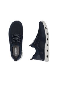 Scarpe da ginnastica blu navy con tomaia in mesh e materiale sintetico, dotate di collo imbottito, lacci riflettenti e una suola bianca e ammortizzata con ritagli.