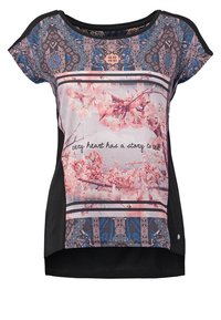 Halenka s krátkým rukávem s květinovým a vzorovaným potiskem v odstínech růžové a modré, s kulatým výstřihem a černými akcenty.