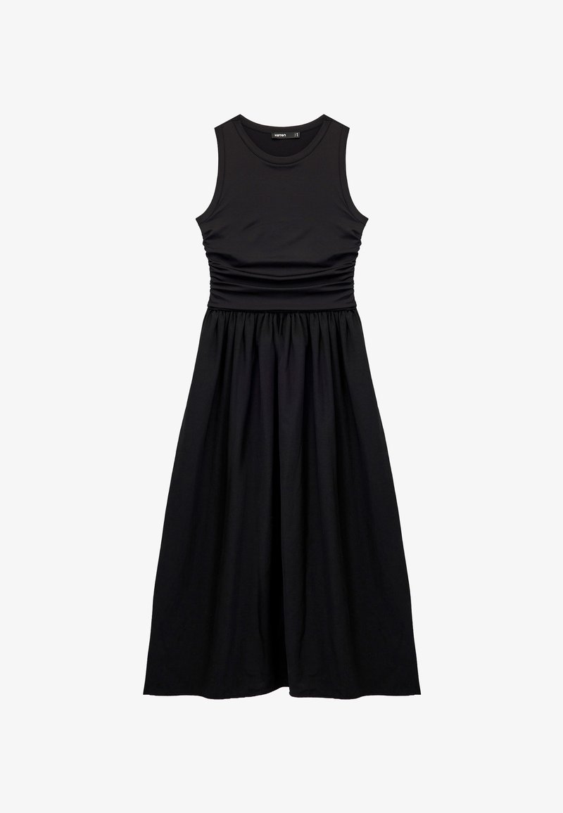 Czarna sukienka bez rękawów z dekoltem w serek, zebranym w talii i zwiewnym dołem. Wykonana z miękkiego materiału, ma jednolity kolor i gładką teksturę.