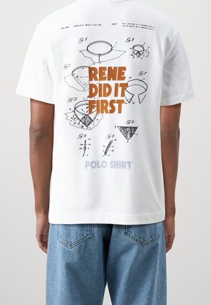 Weißes Baumwoll-Poloshirt mit einem grafischen Druck auf der Rückseite, der Skizzen und den Text "RENE DID IT FIRST" in Orange zeigt.