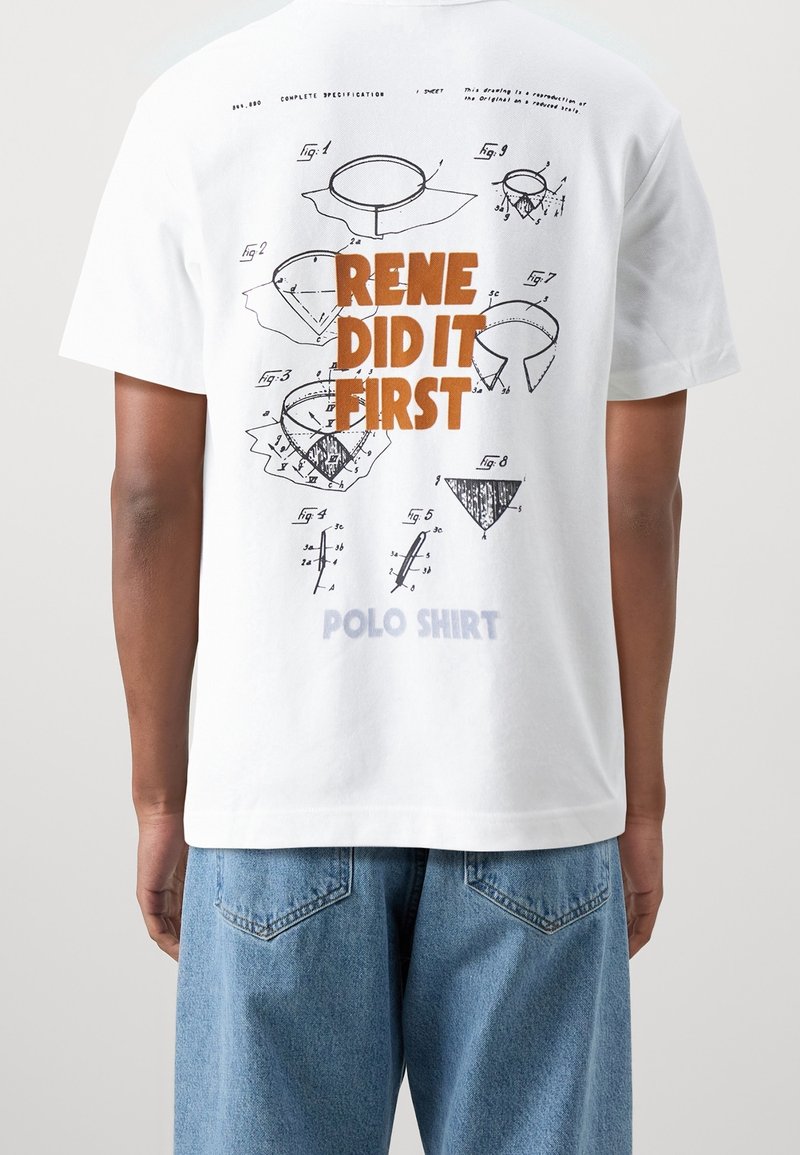 Weißes Baumwoll-Poloshirt mit einem grafischen Druck auf der Rückseite, der Skizzen und den Text "RENE DID IT FIRST" in Orange zeigt.