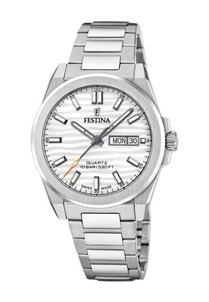 Montre à quartz Festina avec bracelet en acier inoxydable argenté, cadran à rayures blanches, aiguille des secondes orange, affichage de la date et index lumineux.