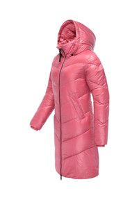 Gevoerde roze parka met een capuchon, uitgerust met een voorkantrits, zijzakken en een chevron-gequilt patroon voor isolatie.