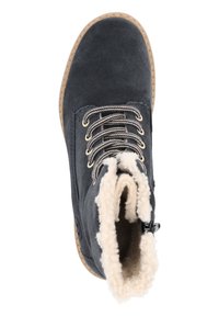 Botín de ante azul oscuro con suela de goma color beige, forro de pelaje sintético y ojales metálicos para los cordones. Diseño de punta redonda.