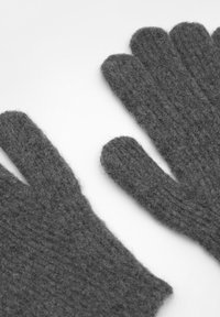 Grijze gebreide handschoenen gemaakt van zachte wol, met verlengde vingers en een getextureerd oppervlak. Eenvoudig ontwerp zonder versieringen.